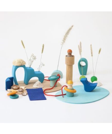 Small world play by the water / グリムス
