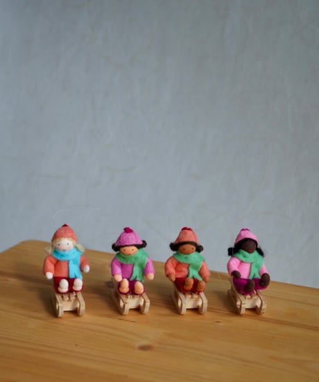 ソリに乗った女の子 ハンギング　/　Ambrossius dolls
