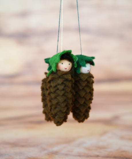 まつぼっくり　　ハンギング　/Ambrosius　dolls