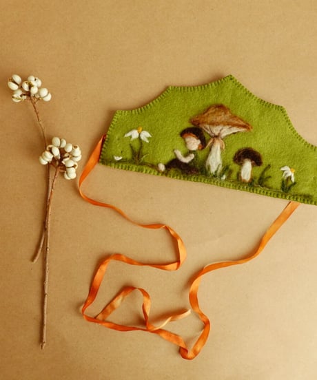 Waldorf crown / poems for butter cup