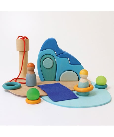 Small world play by the water / グリムス