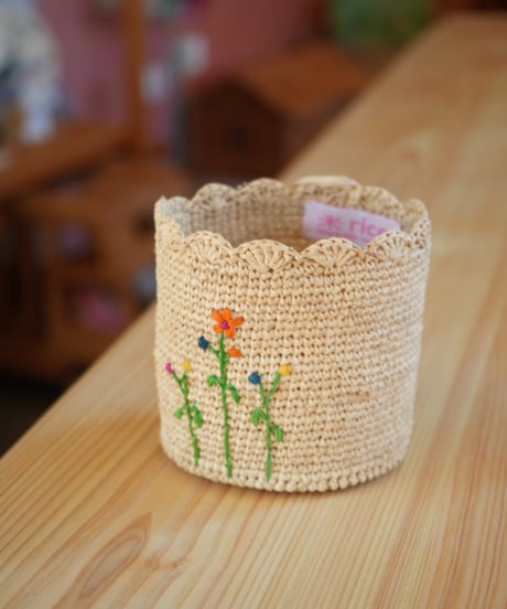 ラフィアかぎ針編み小物入れ　フラワー刺繍　/　rice