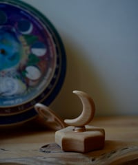 Crescent  moon（三日月）　/　AllAlive　ウクライナ