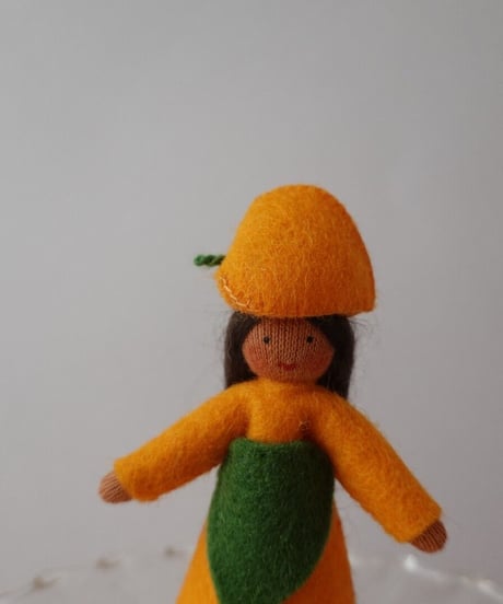 ホオズキの妖精　女の子　ブラウン
