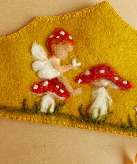 Waldorf crown / poems for butter cup
