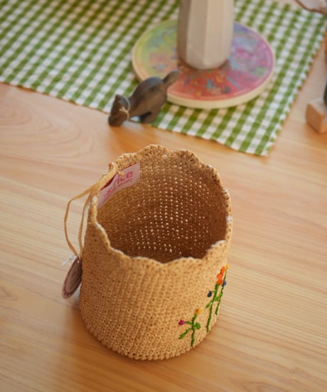 ラフィアかぎ針編み小物入れ　フラワー刺繍　/　rice