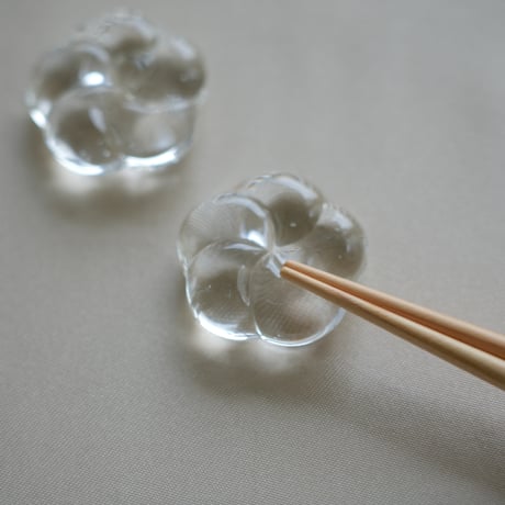 ガラス箸置　ねじり梅
