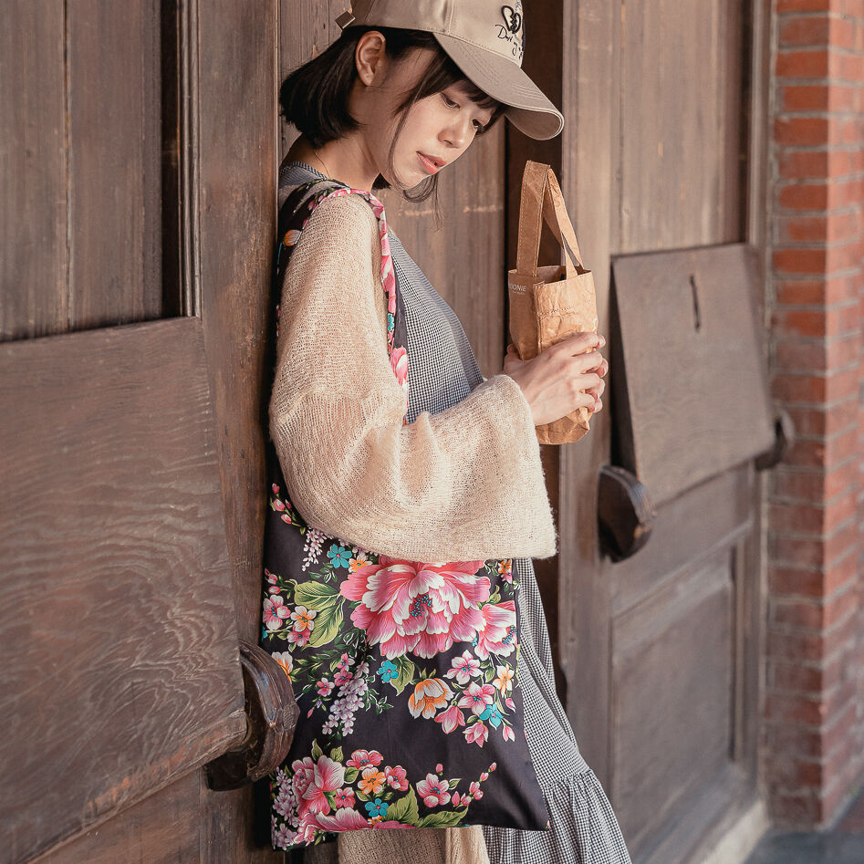 台湾花柄モチーフ ビッグ トートバッグ (BLACK) | THÉ TEA CÉRÉMONIE 台湾花柄モチーフ ビッグ トートバッグ (BLACK) | THÉ TEA CÉRÉMONIE