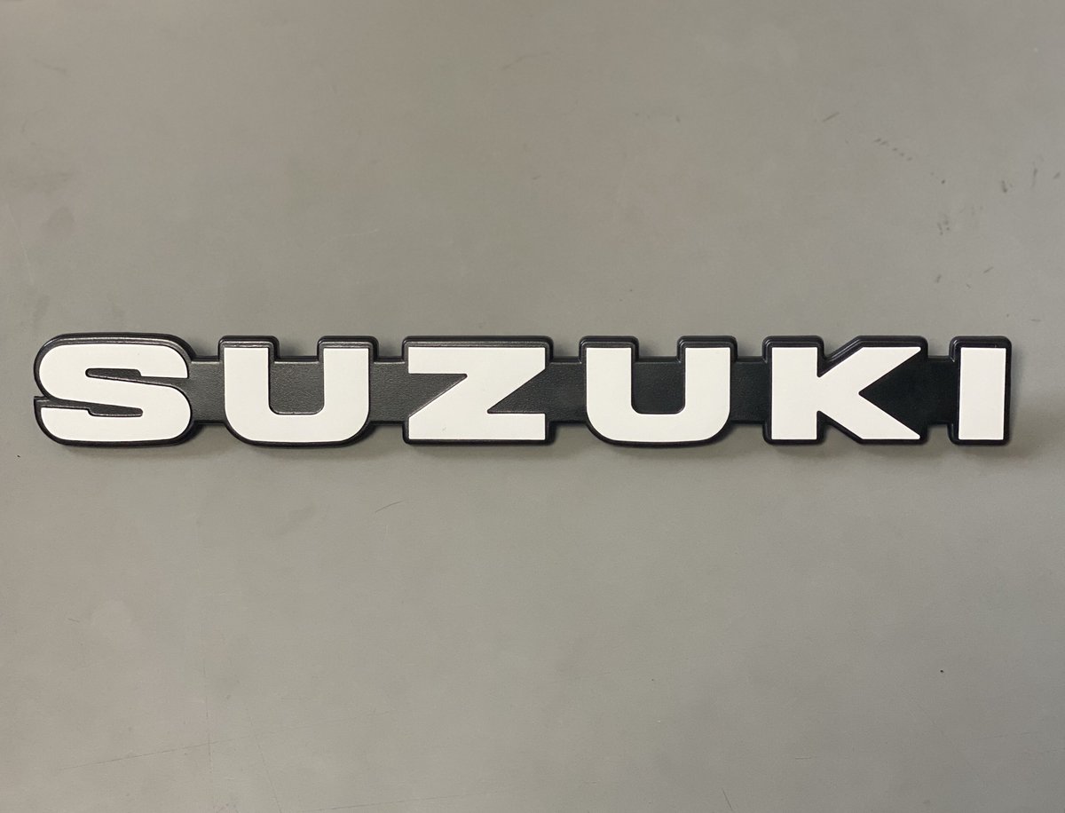 SUZUKI》純正エンブレム（取り付け金具付） | ジムニーセンター新潟