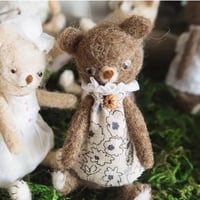 テディベア：茶ぐまお花ワンピ（羊毛雑貨i-me）