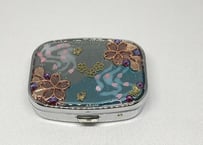 華やぐ桜、舞う蝶のピルケース