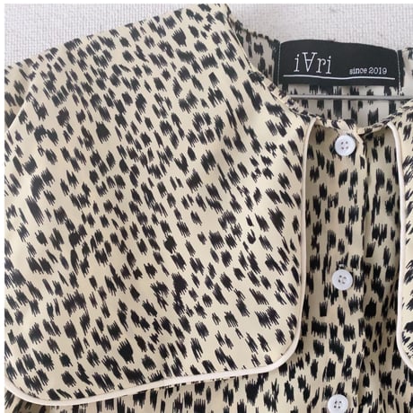 【i∀ri 】Reopard capecollar blouse