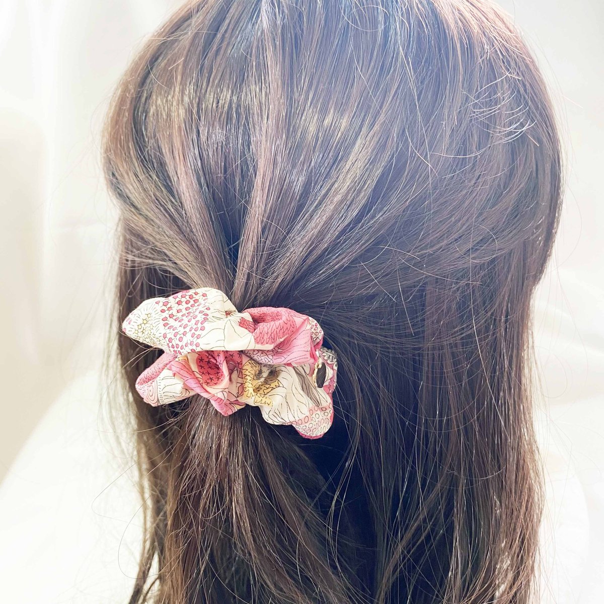 リバティプリント“ベッツィー　ネオンピンク・パープル”のシュシュ　ヘアゴム リバティプリントシュシュ ピンク系 | SaintFarm セント・ファーム