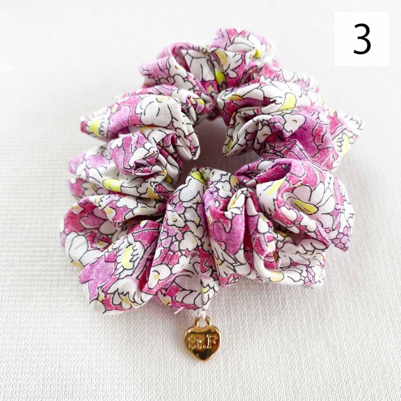 リバティプリント“ベッツィー　ネオンピンク・パープル”のシュシュ　ヘアゴム リバティ、リバティ ファブリック、リバティ BETSY NEON ネオン