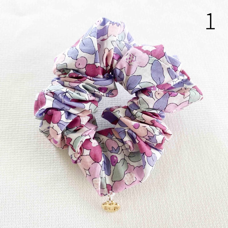 リバティプリント“ベッツィー　ネオンピンク・パープル”のシュシュ　ヘアゴム 数量5から】 生地 『LIBERTY リバティプリントリバティタナローン