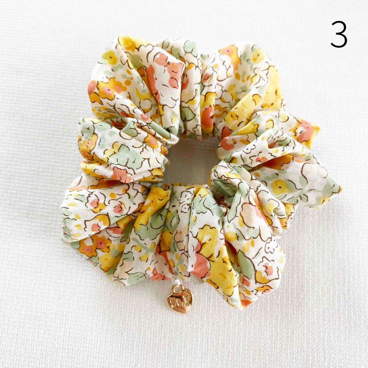 リバティプリント“クラシック・メドゥ“のシュシュ ヘアゴム カラフル