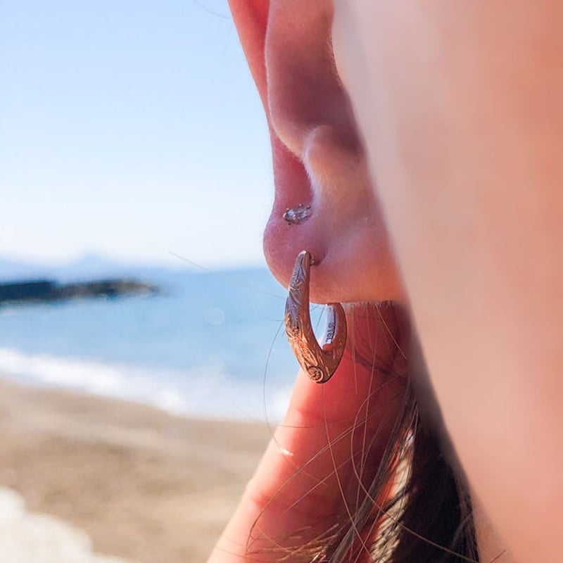 ハワイアンジュエリー ピアス 片耳用 スクロール サージカル