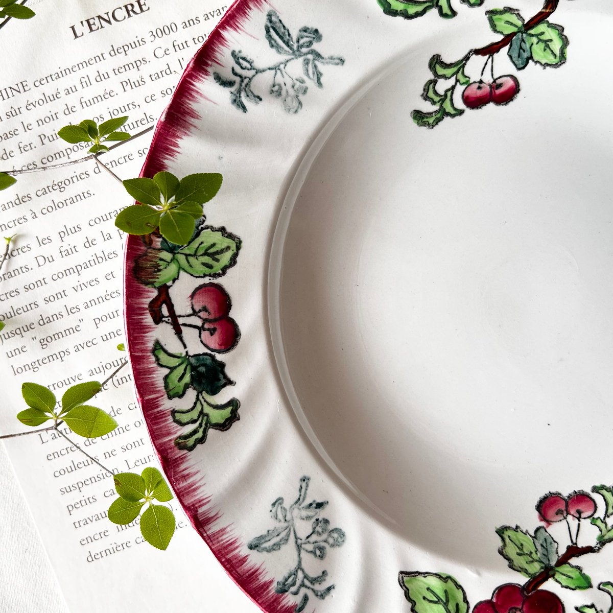 ロンウィ 深皿 29㎝ さくらんぼ プレート大皿 フランスアンティーク フランスアンティーク】Longwy窯 さくらんぼ柄の平大皿