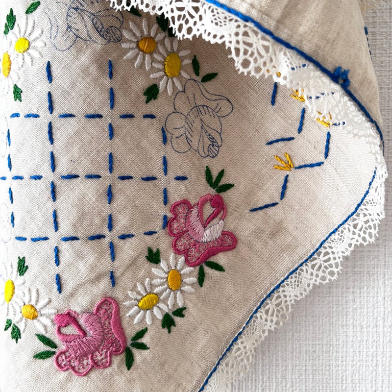 フランス　アンティーク　ひよことお花の刺繍　テーブルクロス フランス アンティーク ひよことお花の刺繍 テーブルクロス