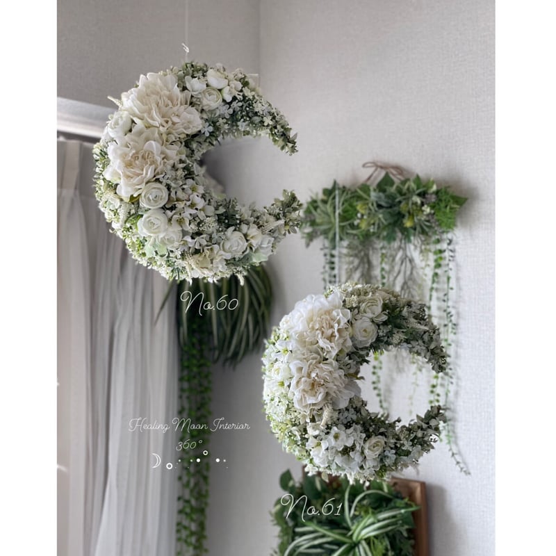 白花の三日月フライングリース 360° ( ピオニーバンドルクリーム