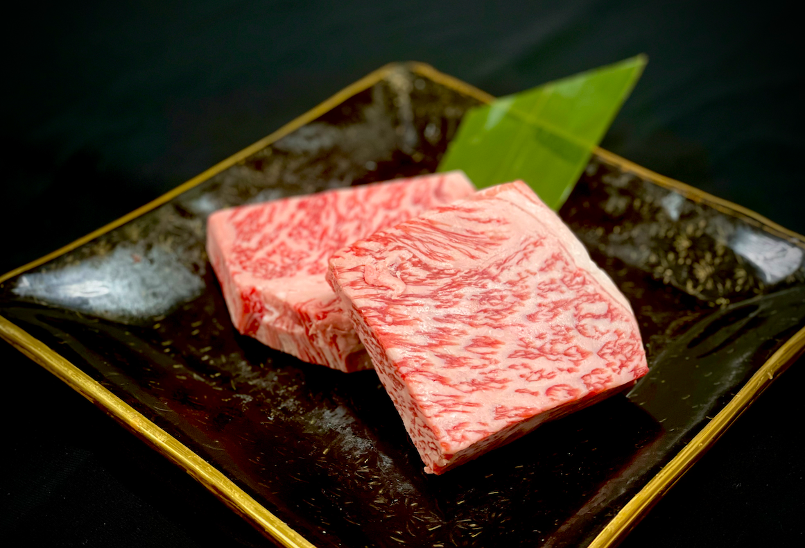 A5黒毛和牛サーロインステーキ 150g×2枚 Wagyu Sirloin steak】 |
