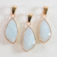 天然石チャーム　バチカン付　アマゾナイト　変形ペアシェイプ　20×10.5mm　【1個】