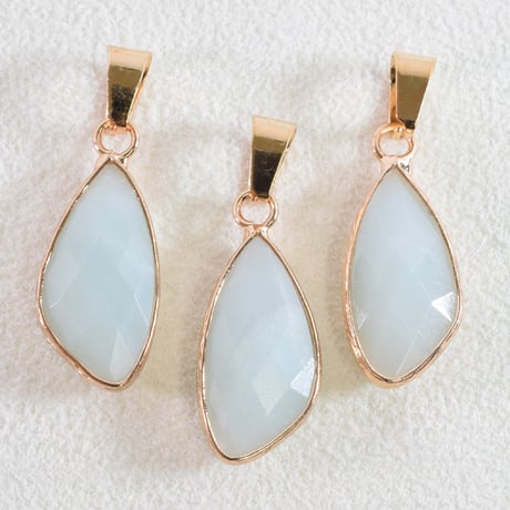 天然石チャーム　バチカン付　アマゾナイト　変形ペアシェイプ　20×10.5mm　【1個】