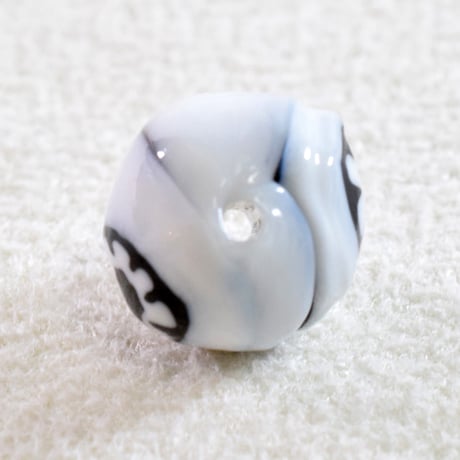 【ベネチアン】   ラウンド　ホワイト　花模様　 約10mm  / 渦巻き　約８mm