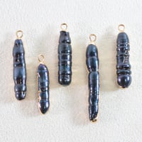 淡水パールチャーム　ピーコック　スティック<ゴールド枠>　20×5.5mm　【1個】