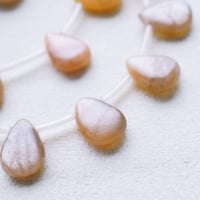 ゴールドサンドムーンストーン ドロップ 10×14mm 横穴