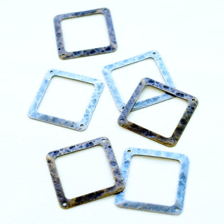 【全２色】メタルオープンスクエアA28mm　(2穴)・10個