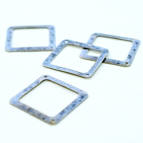 【全２色】メタルオープンスクエアA28mm　(2穴)・10個