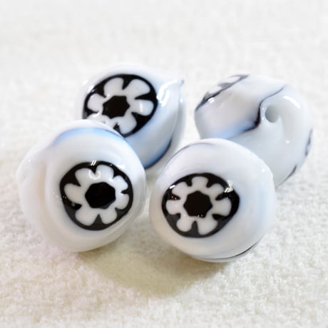 【ベネチアン】   ラウンド　ホワイト　花模様　 約10mm  / 渦巻き　約８mm