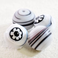 【ベネチアン】   ラウンド　ホワイト　花模様　 約10mm  / 渦巻き　約８mm