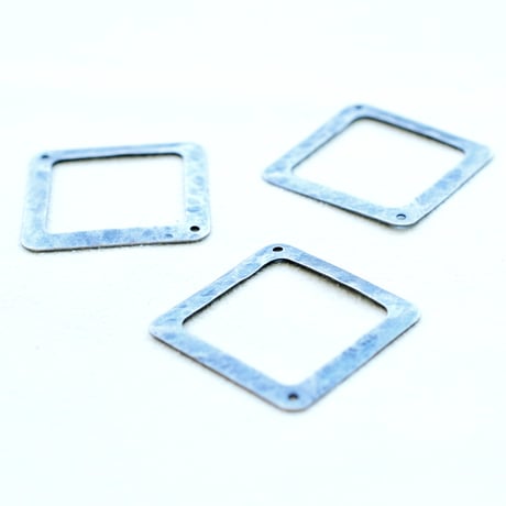 【全２色】メタルオープンスクエアA28mm　(2穴)・10個