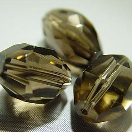 スモーキ―クォ―ツ (多面体カット) ほんのり淡いスモーキークォーツのキューブ型。 美しい石に面取りの