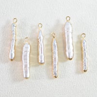 淡水パールチャーム　ホワイト　スティック<ゴールド枠>　20×3.5mm　【1個】