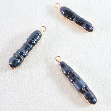 淡水パールチャーム　ピーコック　スティック<ゴールド枠>　20×5.5mm　【1個】