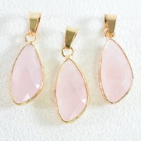 天然石チャーム　バチカン付　ローズクォーツ　変形ペアシェイプ　21×11mm　【1個】