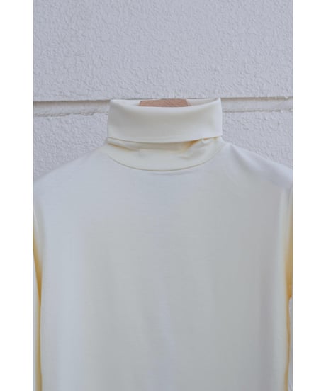 タイトフィットハイネックシャツ / Off White
