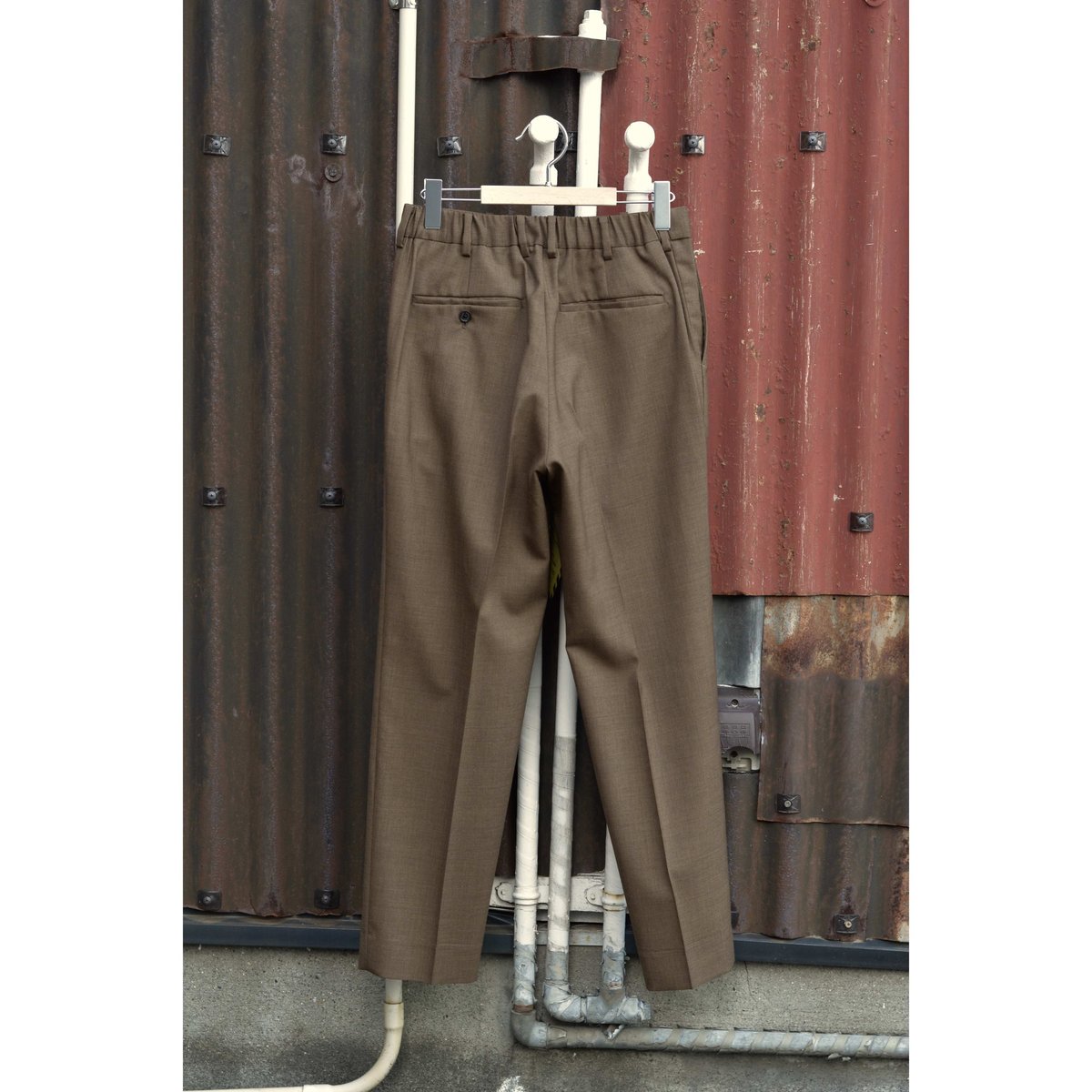 ORGANIC WOOL TROPICAL PEGTOP TROUSERS / KHAKI |...