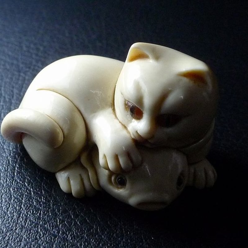 象牙風　根付　猫と魚　動物　細密彫刻 根付 ホビー・楽器・アート 象牙風 根付 猫と魚 動物 細密彫刻