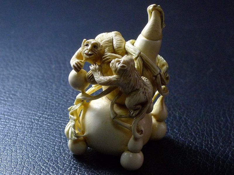 △松山作・本象牙猿彫刻鼻煙壷22g・細密彫刻根付置物△NE10△ | 象牙屋