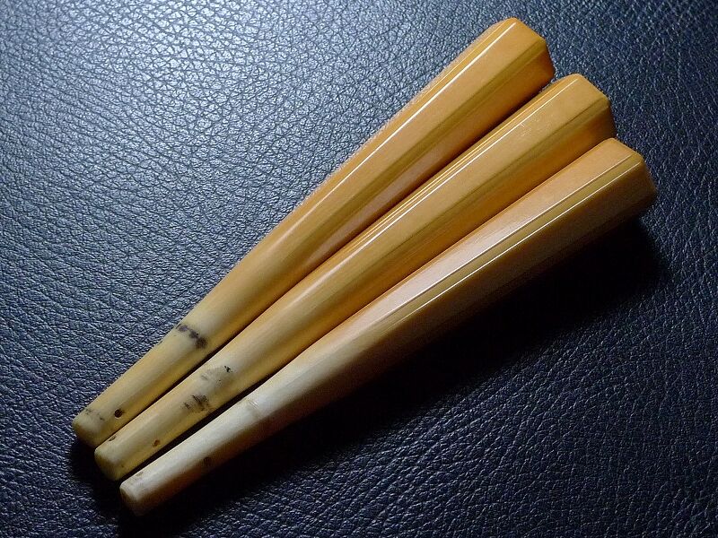 三味線 本体　紫檀材、取手付き、象牙風 三味線 紅木 虎斑入り 金ほぞ 三つ折れ 胴は子持ち綾杉 象牙捻子