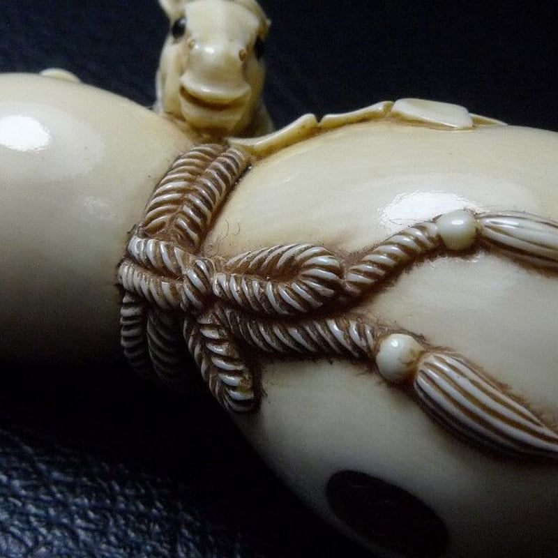 △松山作・本象牙茄子馬根付20g・提げ物△NE37△ | 象牙屋本舗 こほく