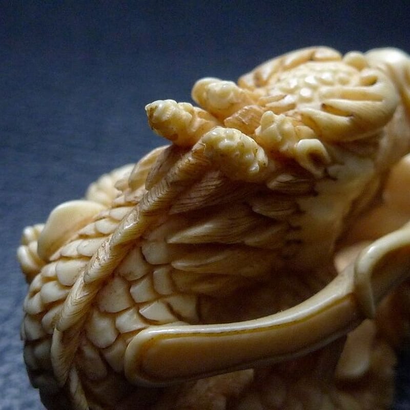 ♥象牙調　根付　竜　龍　ドラゴン　骨董品　アンティーク　レトロ 浄化用 灰皿 ガラス クリスタルガラス おしゃれ かっこいい 高級