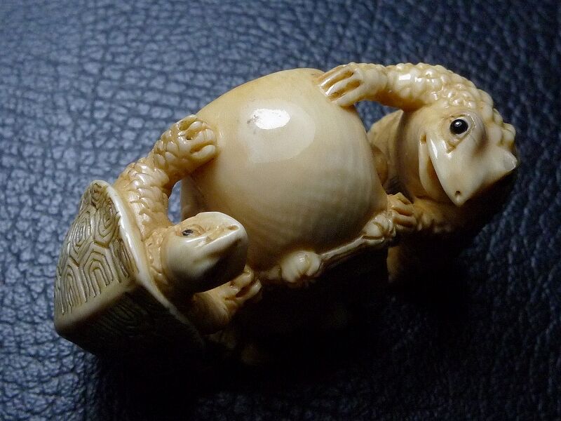 △田中作・本象牙恵比寿天と亀根付17g・提げ物△NE29△ | 象牙屋本舗