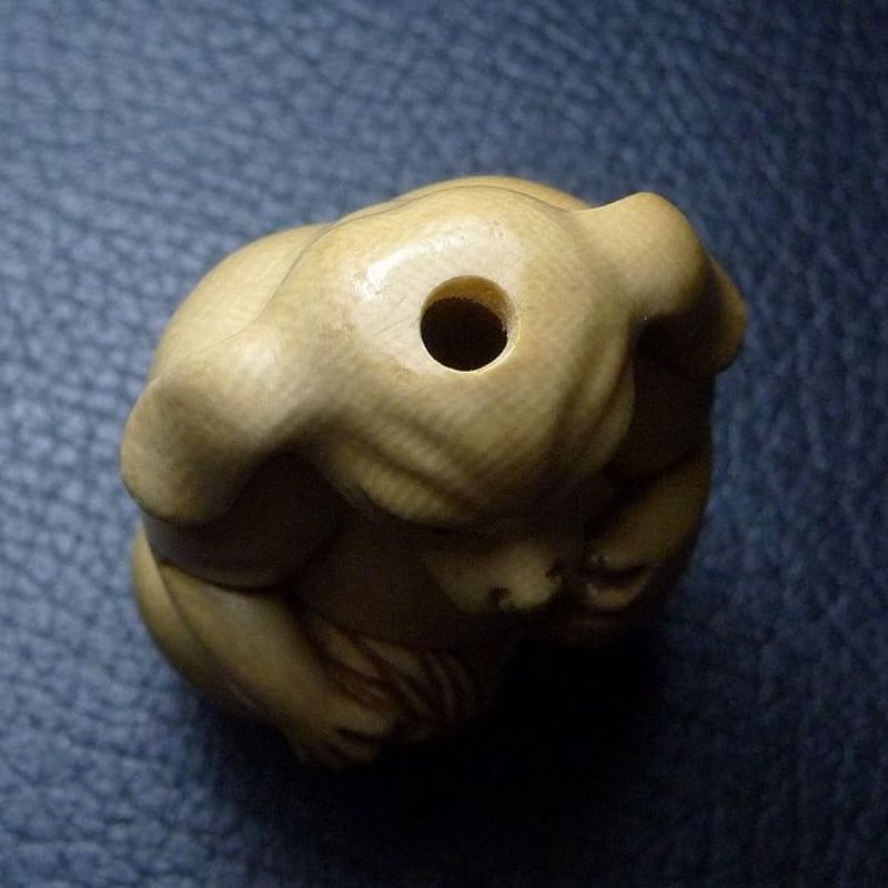 骨董レベルの革巾着　金具は象牙？　柔らか　象形文字？模様　子牛or子羊？ 骨董レベルの革巾着 金具は象牙？ 柔らか 象形文字？模様 子牛or