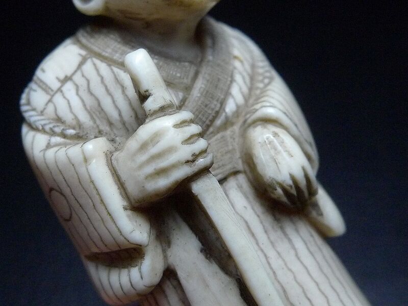 △秀之作・本象牙人物根付11g・提げ物△NE26△ | 象牙屋本舗 こほく堂