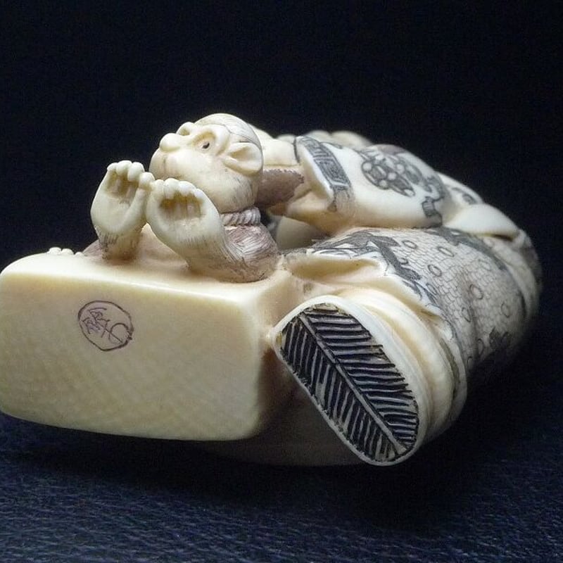 △鈴木作・本象牙猿と老人根付29g・提げ物△NE78△ | 象牙屋本舗